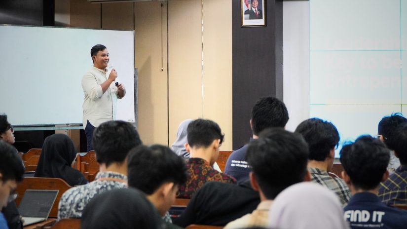 Randi Ritvaldi speaking at UGM Studio Generale 2025